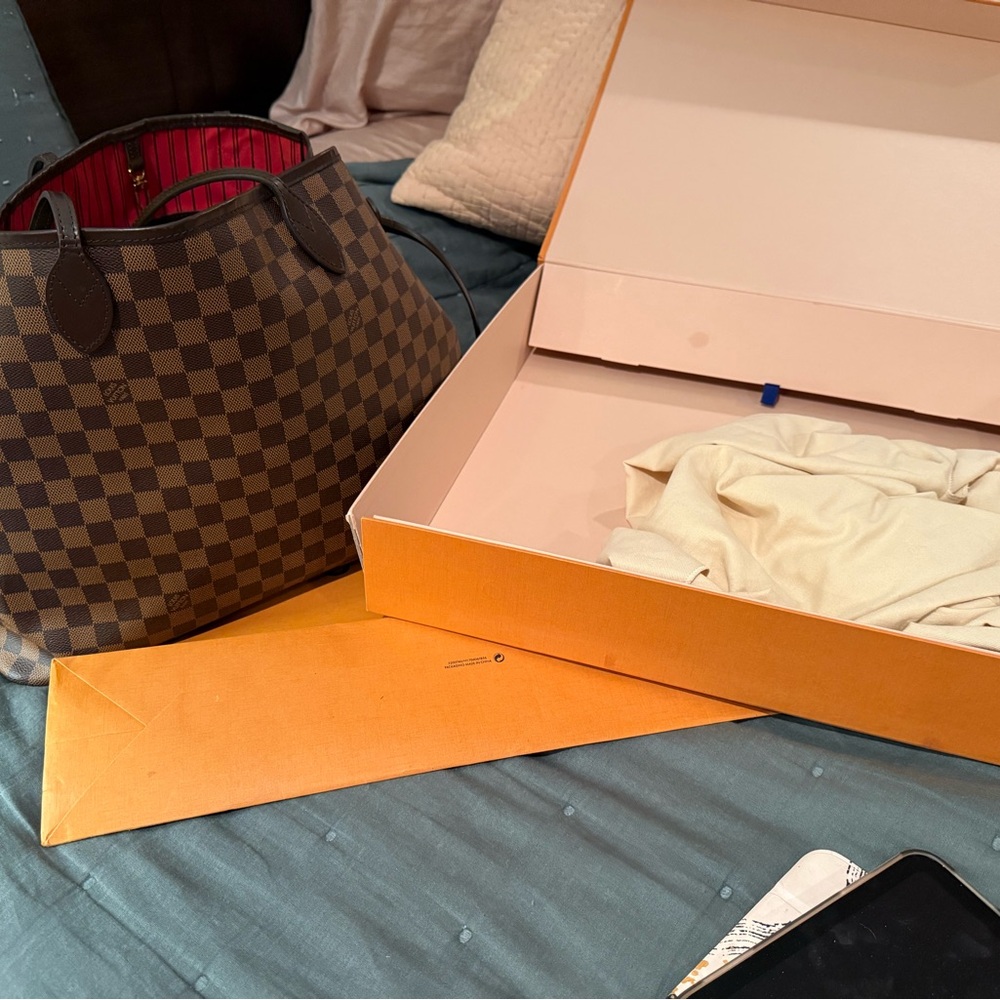 Louis Vuitton Damier Ebene Tote - Picture 13 of 13